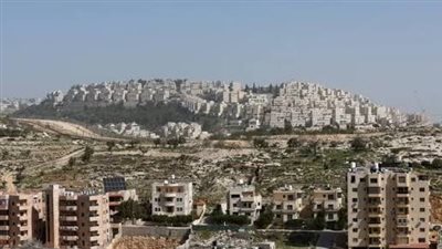 مستوطنون إسرائيليون يعتدون على فلسطيني ويحرقون آلياته في الضفة الغربية