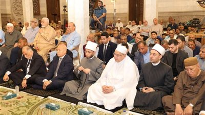 وزير الأوقاف ومحافظ القاهرة ونقيب الأشراف وشيخ مشايخ الطرق الصوفية يؤدون صلاة الجمعة بمسجد السيدة نفيسة