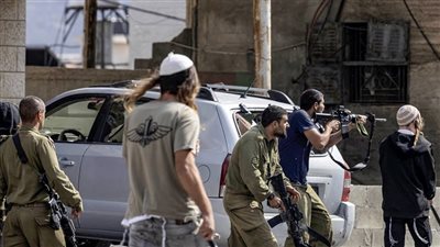 مستعمرون يهاجمون منازل المواطنين والاحتلال يعتقل طفلا في الخليل