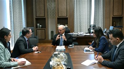نائب رئيس الوزراء يبحث مع السفير البريطاني تعزيز الاستثمار والتعليم بين البلدين
