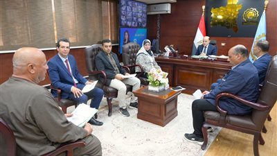 محافظ الغربية يفحص طلبات وشكاوى للمواطنين وآليات الحلول القانونية