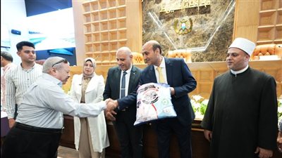 محافظ أسيوط يسلم تأشيرات السفر وملابس الإحرام لعدد من حجاج الجمعيات الأهلية