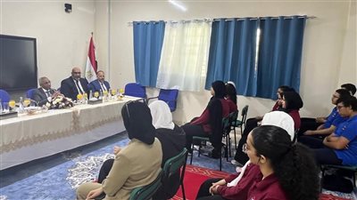سفير مصر لدى سلطنة عمان يلتقي مجموعة من الطلاب المصريين بمسقط
