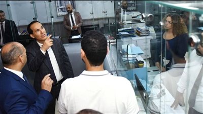 جولة تفقدية لرئيس هيئة الاستثمار والمناطق الحرة بمركز خدمات المستثمرين