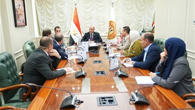 وزير العمل يبحث مع شركة تركية التوسع في الملابس الجاهزة وتوفير فرص عمل