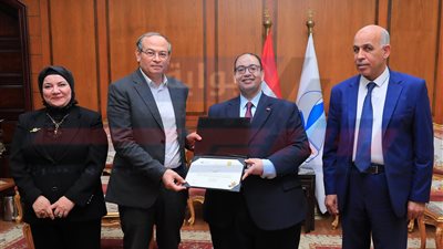 تسليم شهادة التميز الحكومي لكلية الصيدلة بجامعة كفر الشيخ