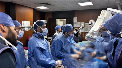 نجاح عملية قسطرة تداخلية معقدة لإصلاح تمدد الشريان الأورطي البطني والشرايين الحرقفية بالأقصر