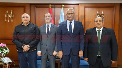 محافظ كفرالشيخ يكرّم السكرتير العام المساعد السابق تقديرًا لعطائه المتميز