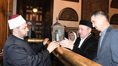 وفد كازاخستاني يزور مسجد الإمام الحسين ومسجد مصر بالعاصمة الجديدة