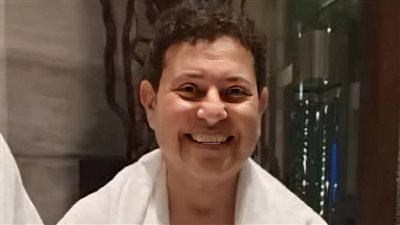بملابس الإحرام.. اخر ظهور الفنان هاني شاكر يشعل السوشيال ميديا 