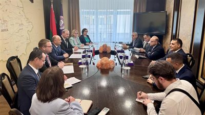 وزير الاستثمار يبحث مع وزير الاقتصاد البيلاروسي تعزيز الشراكات الاستثمارية والتجارية