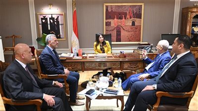 وزيرة الإسكان تبحث سبل التعاون في تنفيذ محطات تحلية مياه البحر مع القطاع الخاص