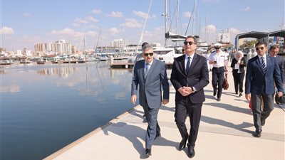 رئيس هيئة قناة السويس يبحث تعزيز التعاون مع السفير الفرنسي ويتابع عبور حاملة الطائرات شارل ديجول