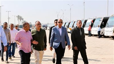 محافظ المنيا يشهد اصطفاف 73 أتوبيسًا ويؤكد: أسطول نقل حديث يوفر وسيلة مواصلات آمنة ومريحة