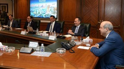 الطيران المدني يبحث مع شركة عالمية تطوير نظم التشغيل والتحول الرقمي بالمطارات
