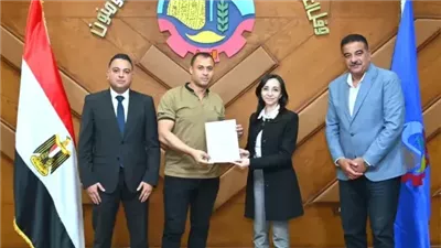 محافظ البحيرة تسلّم عقود تقنين أوضاع اليد على أراضي أملاك الدولة
