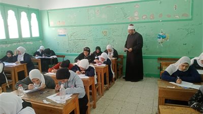  رئيس منطقة الإسكندرية الأزهرية يتابع امتحانات النقل ويشيد بانتظام اللجان