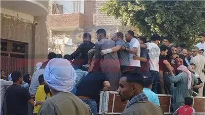 تشييع جثمان والد لاعب الزمالك محمد شحاتة ببنى مزار بالمنيا.. صور