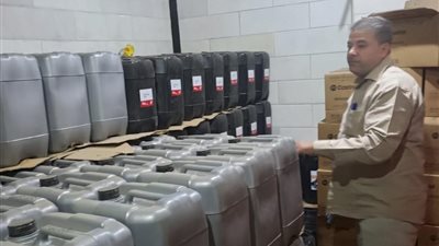 ضبط 3500 لتر زيوت مجهولة المصدر و450 كيلو سكر تمويني بالغربية