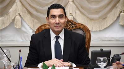 قبل نهائي الكونفدرالية غدًا.. وزير الرياضة يطمئن على بعثة الزمالك في الجزائر