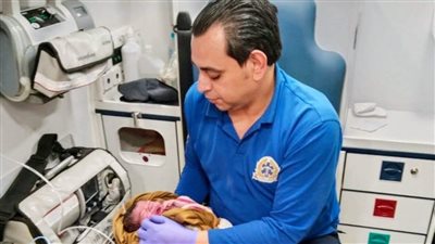 ولادة على الطريق.. طاقم إسعاف ينجح في مساعدة سيدة على الولادة داخل السيارة بالمنيا