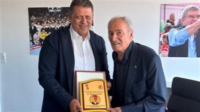 خالد فتحي يكرّم د. حسن مصطفى خلال افتتاح المقر الجديد للاتحاد الدولي لكرة اليد بسويسرا