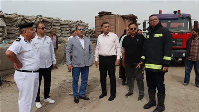 19 سيارة إطفاء للسيطرة على حريق بمخازن 