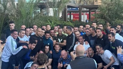 الرئيس الفرنسي يلتقط صورا تذكارية مع شباب الإسكندرية في سان ستيفانو