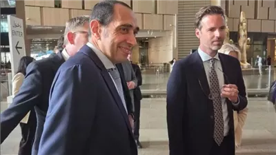 وزير التجارة الهولندي والرئيس التنفيذي لسيجنيفاي إفريقيا يتفقدان منظومة الإضاءة الذكية بالمتحف المصري الكبير