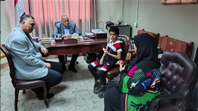 وكيل تعليم بورسعيد يستقبل طالبًا تعرض لبتر إصبعه داخل مدرسة 