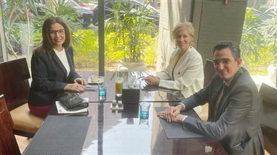 وزيرة الثقافة تبحث مع مديرة معهد العالم العربي بباريس تنظيم فعاليات مشتركة