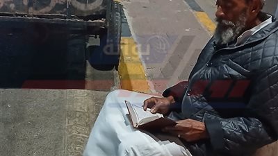  عم طه أبو علي.. بائع الخبز الذي وجد في القرآن طمأنينة لا تنقطع
