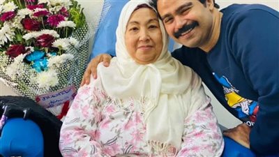 إسلام إبراهيم ينهار بسبب والدته الراحلة: نفسي أبقى في حضنها 