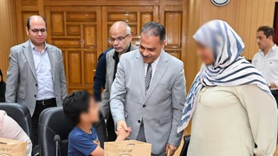 محافظ الشرقية يوزع أجهزة تعويضية ويكرم الأمهات المثاليات لذوي الهمم