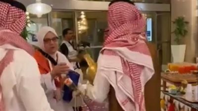 استقبال أولى رحلات الحج السياحي البري في مكة بالورود والهدايا ومياه زمزم