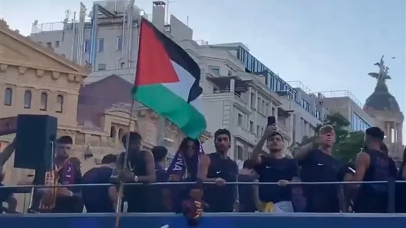 لامين يامال يرفع