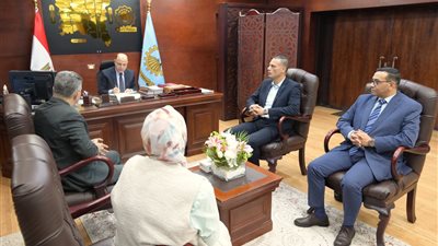 محافظ الغربية يناقش موقف تشغيل مركز خدمات مصر ويوجه بسرعة تذليل المعوقات