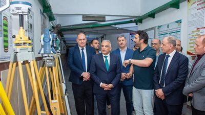 رئيس جامعة طنطا يطلع على الخدمات بكلية الآداب ويلتقي بالطلاب الوافدين