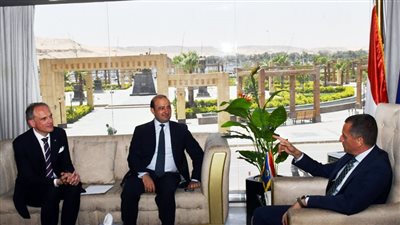 محافظ أسوان يؤكد تقديم أوجه الدعم للمشروعات السياحية