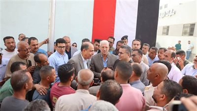   أهالى 6 أكتوبر بسمالوط يكرمون محافظ المنيا لاستجابته لمطالب المواطنين