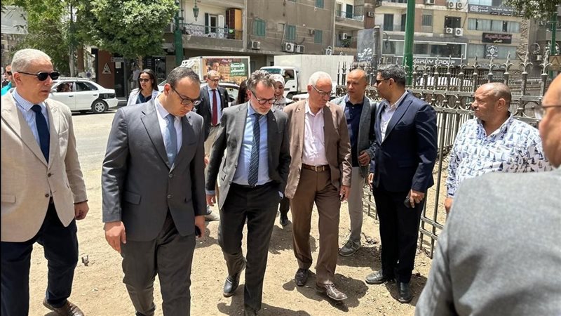 السفير الكندي بشوارع