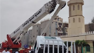 وزارة الأوقاف والأجهزة المعنية تُزيل خطرًا أعلى مئذنة مسجد بمدينة نصر
