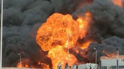 إصابة 12 شخصًا في حريق مصنع بويات وامتداده لمصنع كرتون بالعاشر