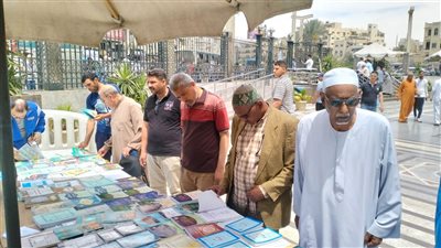 معرض كتاب «الأعلى للشئون الإسلامية» بمسجد السيدة زينب يجذب الزوار