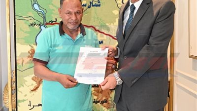 محافظ جنوب سيناء يسلم عقود تقنين أراضي لمواطنين بالرويسات بشرم الشيخ 
