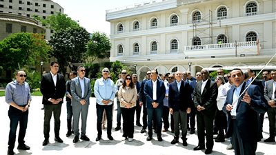 رئيس الوزراء يتفقد مشروع رفع كفاءة الواجهات الخارجية والموقع العام لقصر التحرير