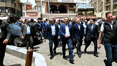 رئيس الوزراء يتفقد معرض الحرف التراثية بشارع المعز