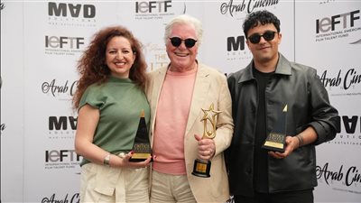 حسين فهمي يتسلم جائزة شخصية العام السينمائية العربية في مهرجان 
