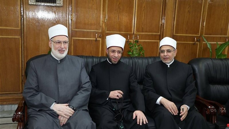 وزير الأوقاف يتوسط