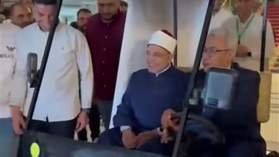 داود وصديق يجرِّبان قيادة سيارة «الجولف كار» الكهربائية إحدى ابتكارات طلاب هندسة جامعة الأزهر